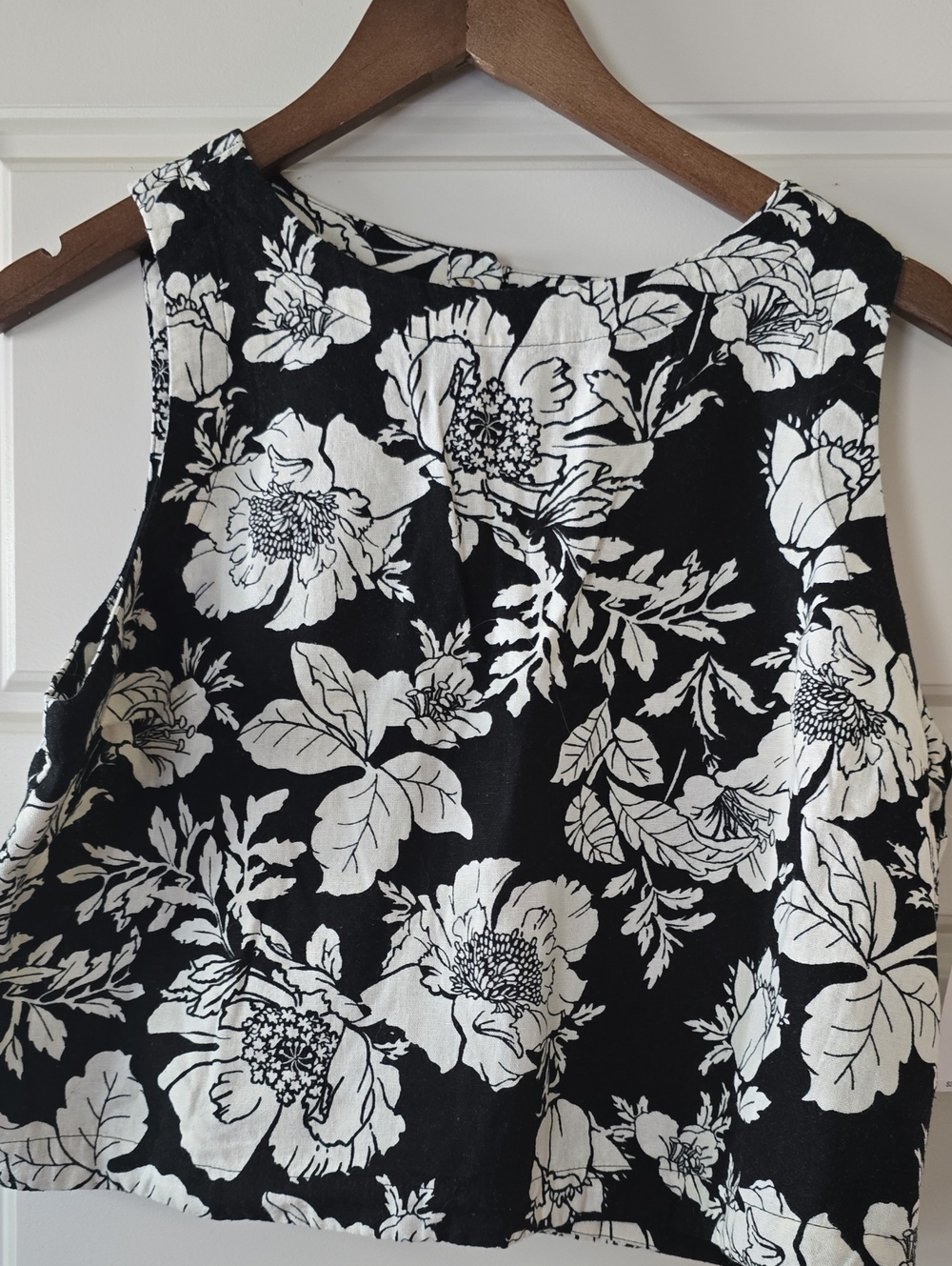 Old Navy Black and White Floral Sleeveless Top